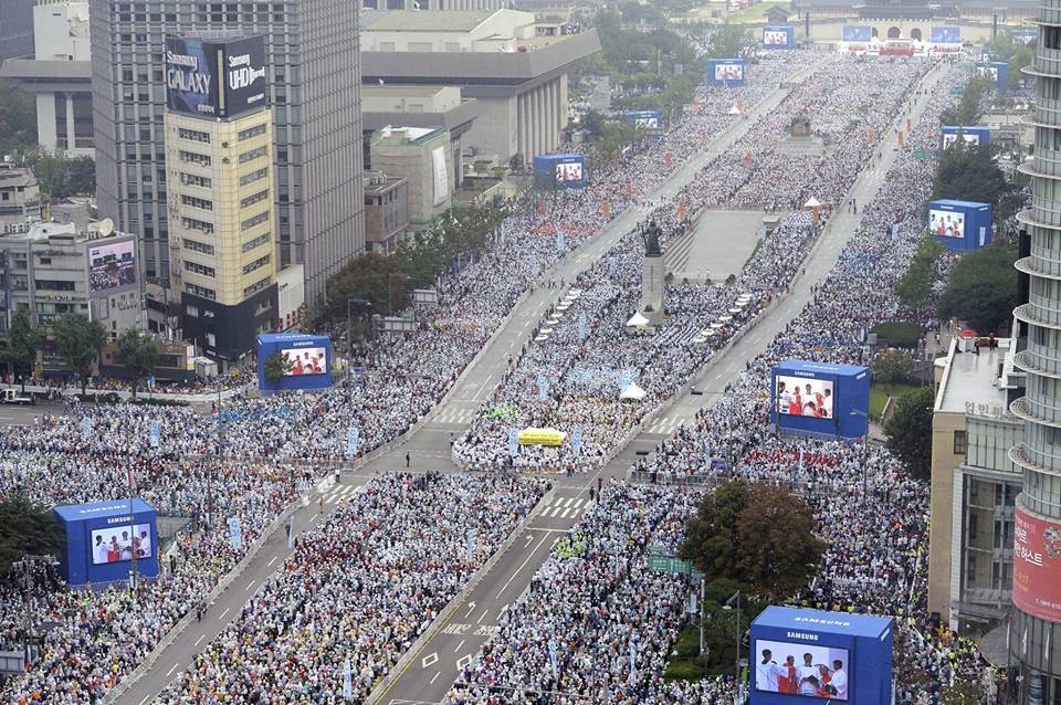 Bien nguoi Han Quoc chao don Giao hoang Francis hinh anh