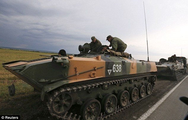 Xe boc thep Nga ap sat bien gioi Ukraina hinh anh