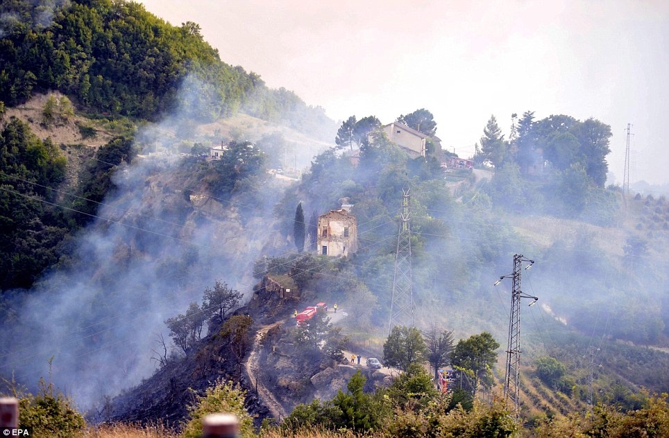 No luc cuu ho tai hien truong may bay chien dau Italy dam nhau hinh anh