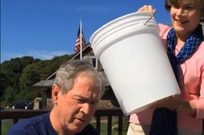 Vo doi nuoc da len dau cuu tong thong Bush hinh anh