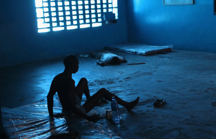 Benh nhan Ebola nam chung phong voi nguoi chet hinh anh