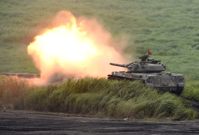 Vu khi Nhat khai hoa duoi chan nui Phu Si hinh anh