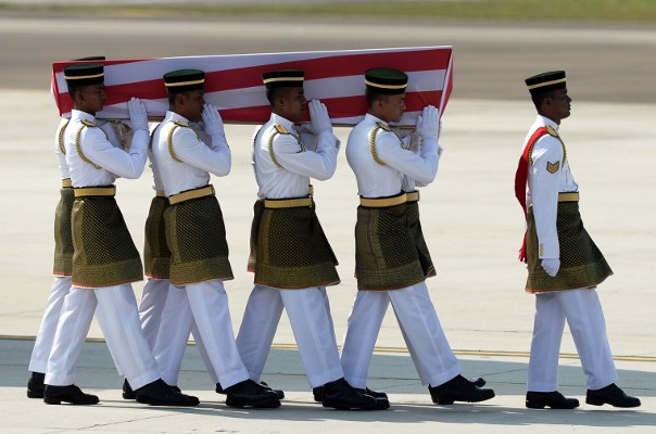 20 thi the nan nhan MH17 ve toi Malaysia hinh anh