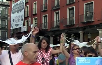 Treo ao nguc bieu tinh truoc toa thi chinh o Tay Ban Nha hinh anh