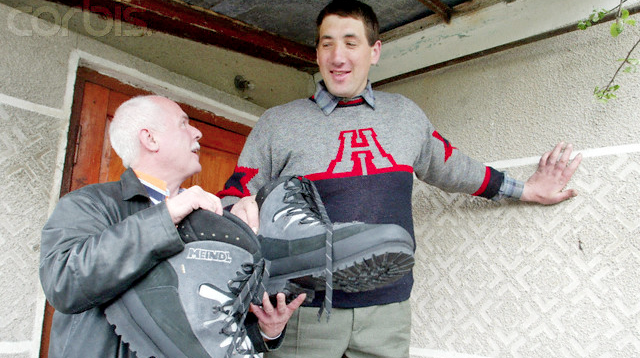 Nguoi dan ong cao nhat the gioi qua doi vi xuat huyet nao hinh anh