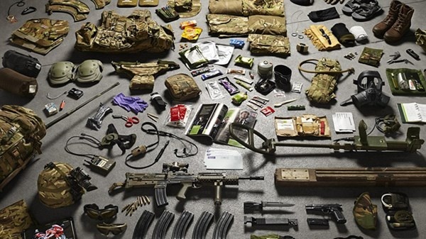 Toan canh trang phuc linh Anh trong mot thien nien ky hinh anh