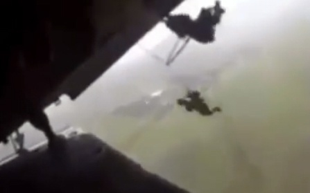 Linh du treo lo lung phia sau may bay hinh anh