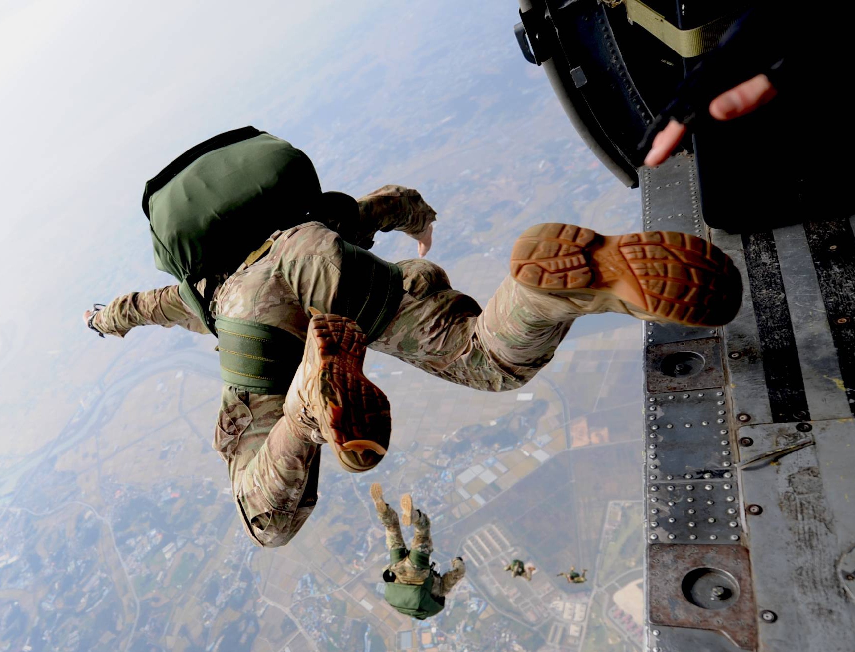 Linh du treo lo lung phia sau may bay vi su co hinh anh