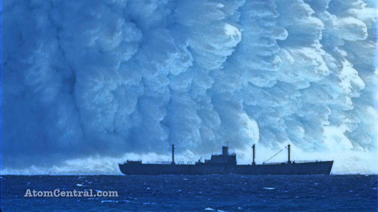 Bom hat nhan no duoi day bien hinh anh