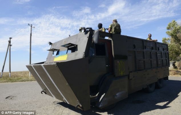 Ukraina dieu dong quan o bien gioi vi ‘hon 100 xe tang Nga’ hinh anh