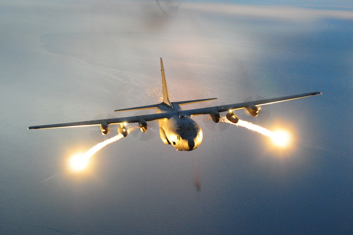 May bay van tai C-130 thu nghiem dong co phan luc hinh anh