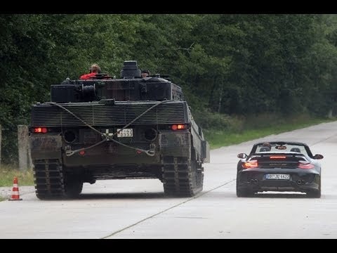 Xe tang Leopard 2 chay dua cung o to Porsche hinh anh