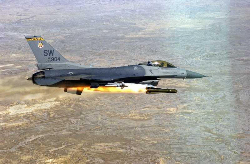 F-16 nem bom, ban ten lua diet muc tieu hinh anh