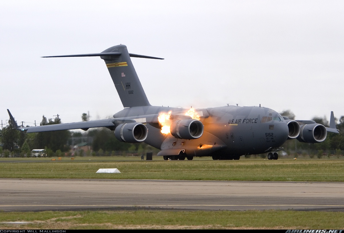 May bay van tai C-17A Globemaster III gap nan hinh anh