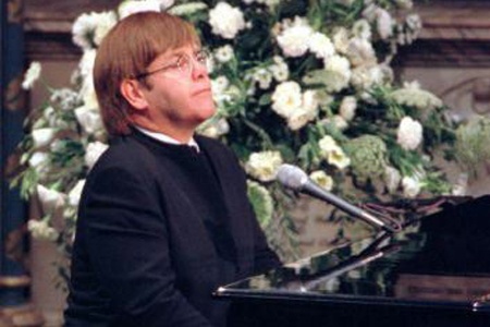 Ca si Elton John hat trong tang le Diana hinh anh