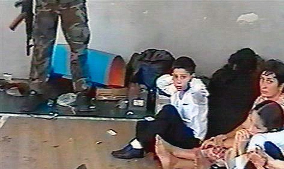 Ben trong khu vuc khung bo giam giu con tin o Beslan hinh anh