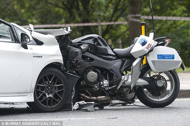 Xe ho tong Hoang tu Anh gap tai nan kinh hoang hinh anh