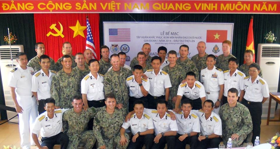 9 si quan VN hoan tat khoa lan go bom min nhan dao voi My hinh anh