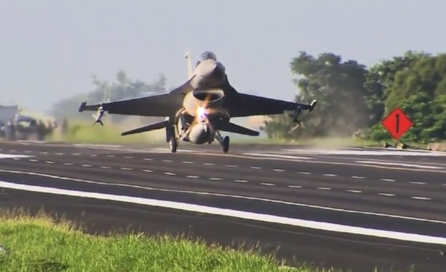 Chien dau co Dai Loan ha canh tren duong cao toc hinh anh