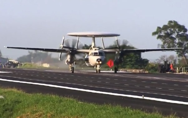 Phan luc chien dau Dai Loan ha canh tren duong cao toc hinh anh