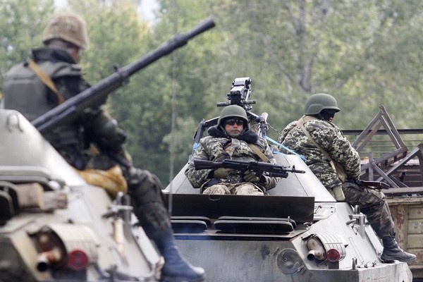 Chinh quyen Ukraine va phe ly khai lap vung phi quan su hinh anh