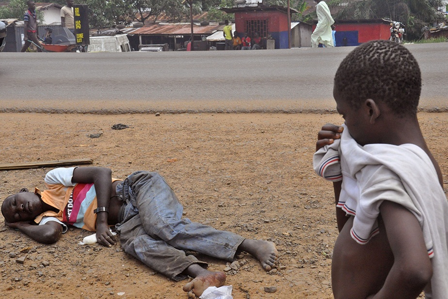 Xac nguoi chet vi Ebola phat ra tieng keu la khi lat ngua hinh anh