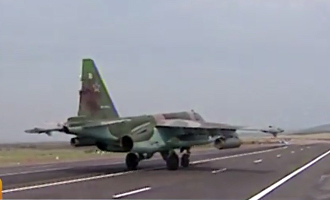 Phi co chien dau Nga dap khan cap xuong duong cao toc hinh anh