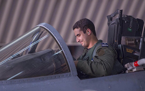 Hoang tu Arab lai F-15 doi bom phien quan Hoi giao IS hinh anh