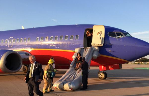 Phi co cho khach ha canh khan cap vi khoi hinh anh