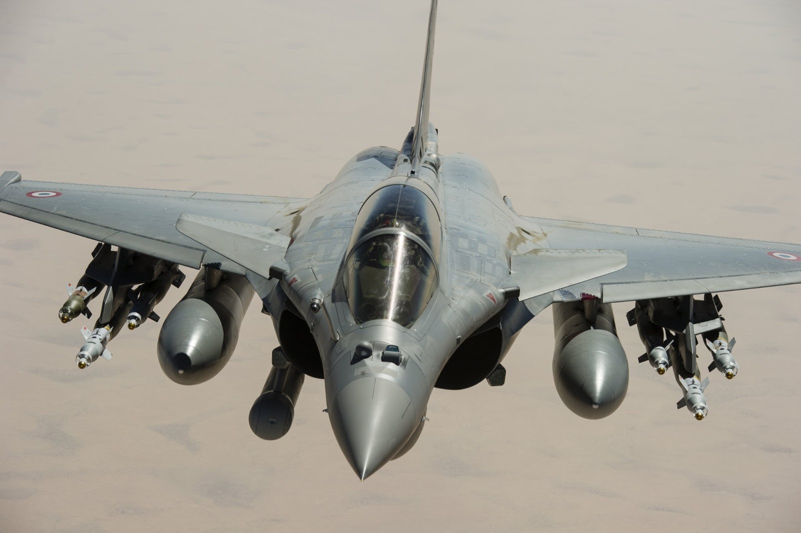 Phap doi bom IS tra dua vu chat dau con tin hinh anh