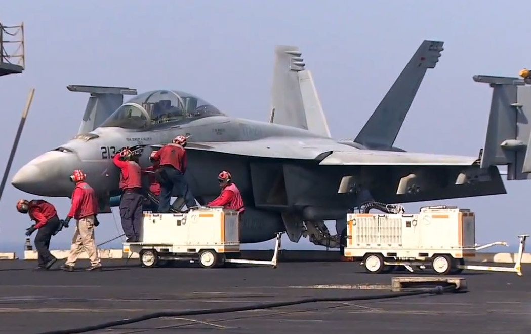 Can canh cuoc song tren tau san bay My khong kich Syria hinh anh