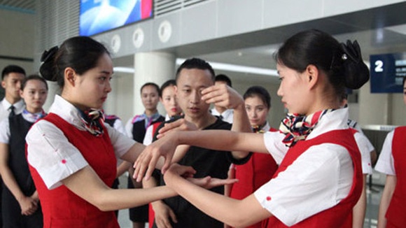 Tiep vien Trung Quoc hoc vo de phong khach qua khich hinh anh