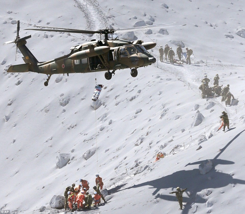 Luc luong cuu ho Nhat Ban tiep can vung tham hoa nui lua hinh anh