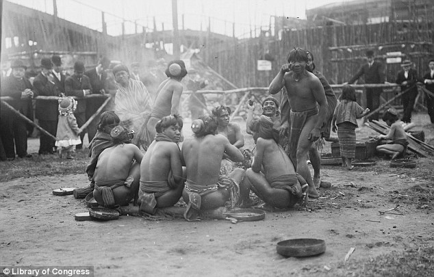 Cuoc song cua bo lac bi coi nhu dong vat giua long nuoc My hinh anh