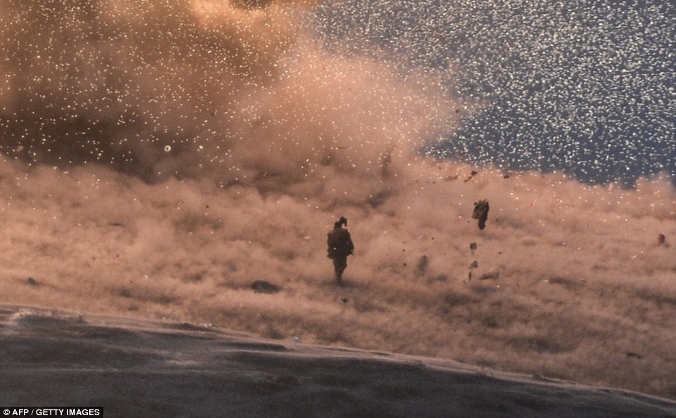 Qua cau lua khong lo sau vu doi bom cua may bay My hinh anh