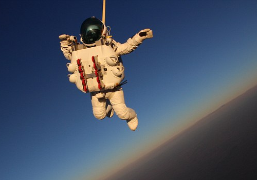 Sep Google pha ky luc the gioi voi nhay du tu do cao 41 km hinh anh