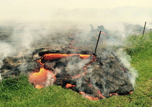 Dong song dung nham do ruc ap sat khu dan cu o My hinh anh