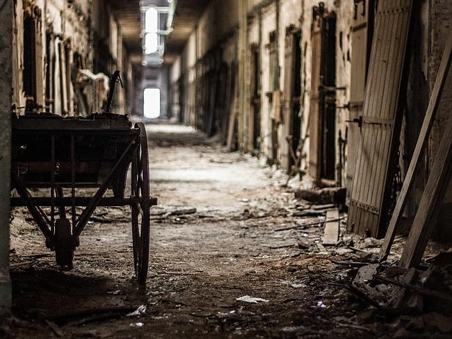 Ben trong nha tu rung ron nhat o My hinh anh