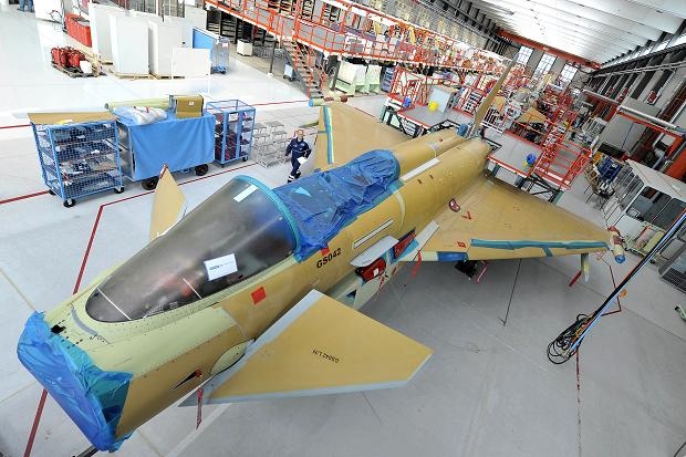 Qua trinh lap rap chien dau co toi tan cua chau Au hinh anh