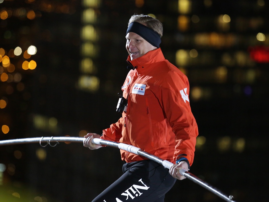 'Ke lieu mang' bit mat di tren day noi hai toa nha cao tang hinh anh