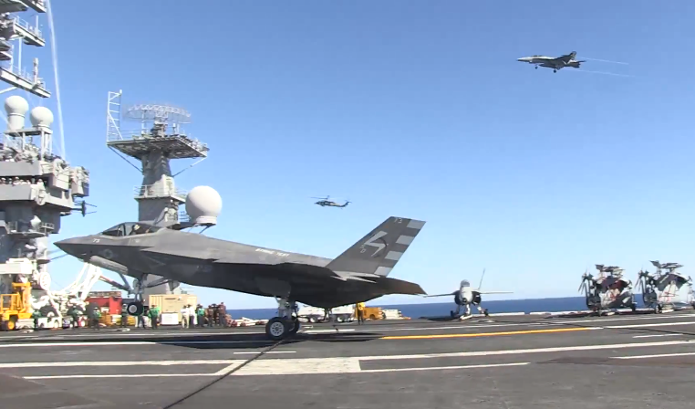 Tiem kich tang hinh My ha canh lich su xuong tau san bay hinh anh