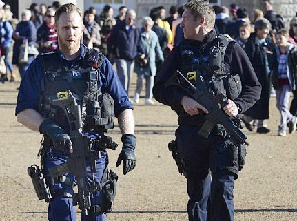 Canh sat Anh 'trang bi tan rang' chong khung bo Hoi giao hinh anh