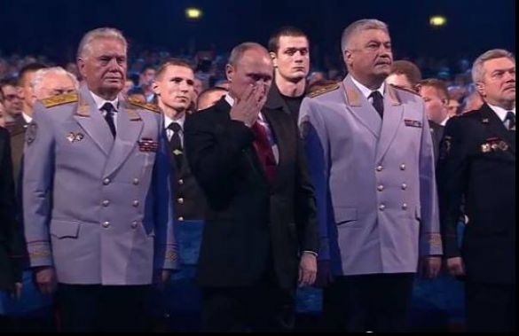 Putin khoc trong ngay Canh sat Nga hinh anh