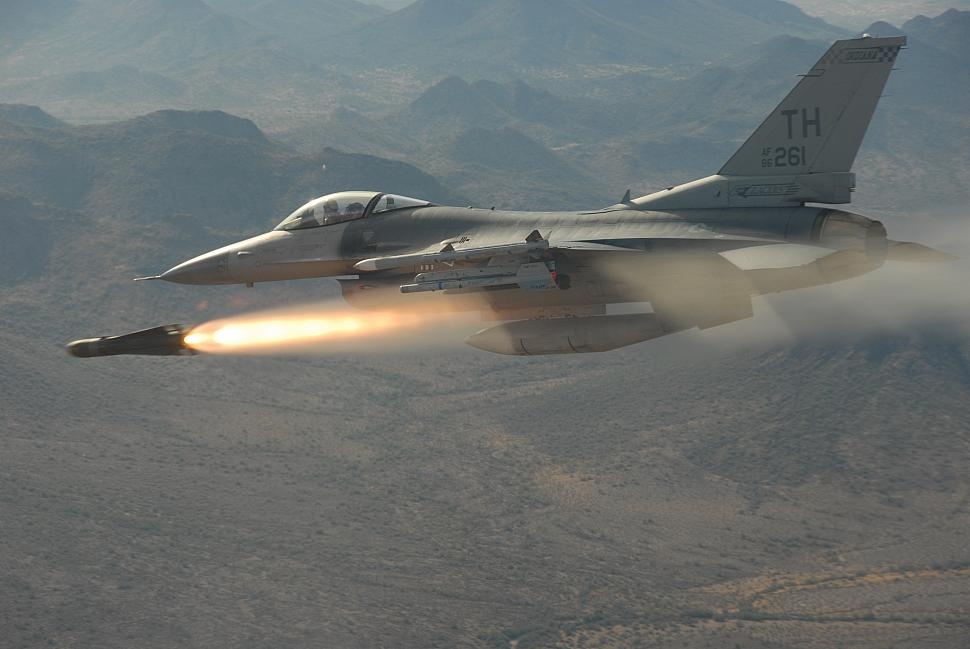 Phat hien thi the phi cong lai F-16 mat tich cua My hinh anh