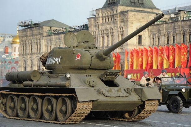 Xe tang huyen thoai cua Nga xuat hien tren Quang truong Do hinh anh