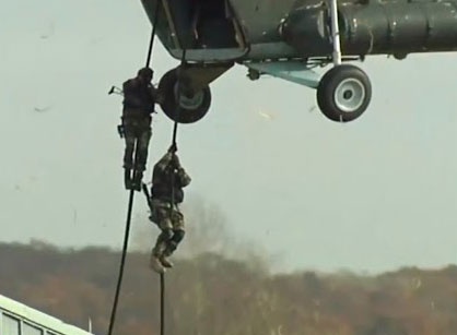 Linh du Nga tap tran ban dan that chong khung bo o Serbia hinh anh