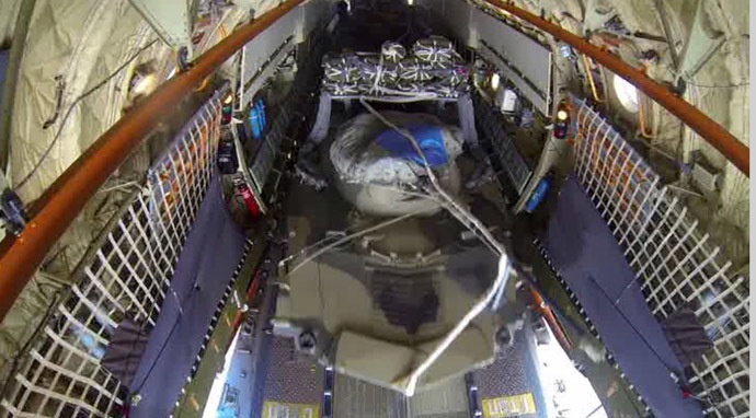 Xe boc thep 'nhay du' tu may bay van tai quan su hinh anh