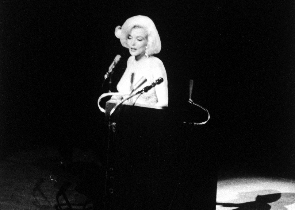 Marilyn Monroe hat mung sinh nhat Kennedy hinh anh