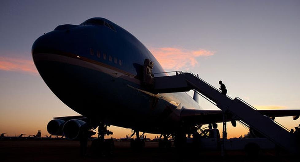 Ben trong chuyen co dinh dam cua Obama hinh anh