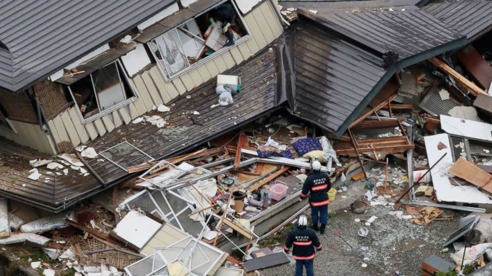 Nha cua xieu veo vi dong dat manh o mien trung Nhat Ban hinh anh